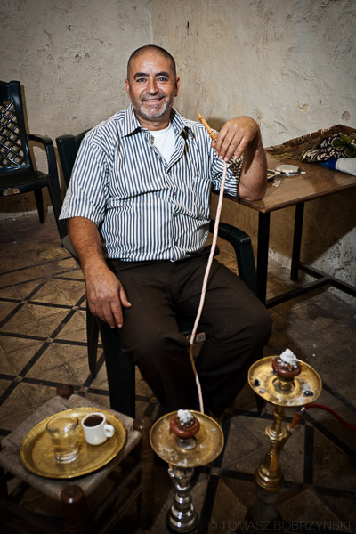Palestyńczyk z fajką wodną w arabskiej kawiarni